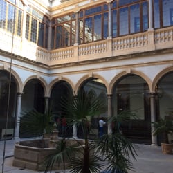 Foto de Tribunal Superior de Justicia de Andalucia - Granada, EspaÃ±a. Uno de los patios
